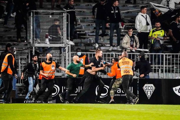 Khán giả giải Ligue 1 lần thứ 3 gây hỗn loạn từ khi Messi đến thi đấu