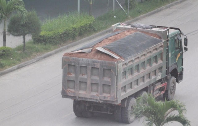 Nhìn bằng mắt thường cũng thấy dấu hiệu quá tải của chiếc xe này.