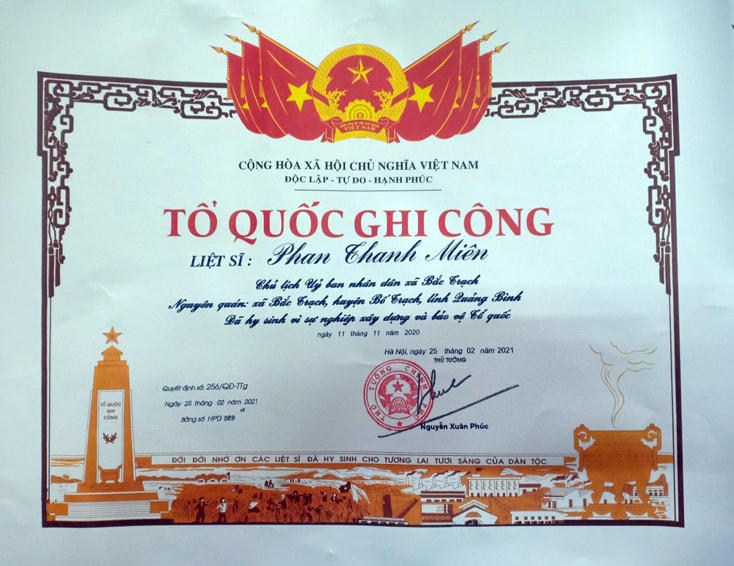 Cấp Bằng “Tổ quốc ghi công” cho liệt sỹ Phan Thanh Miên.