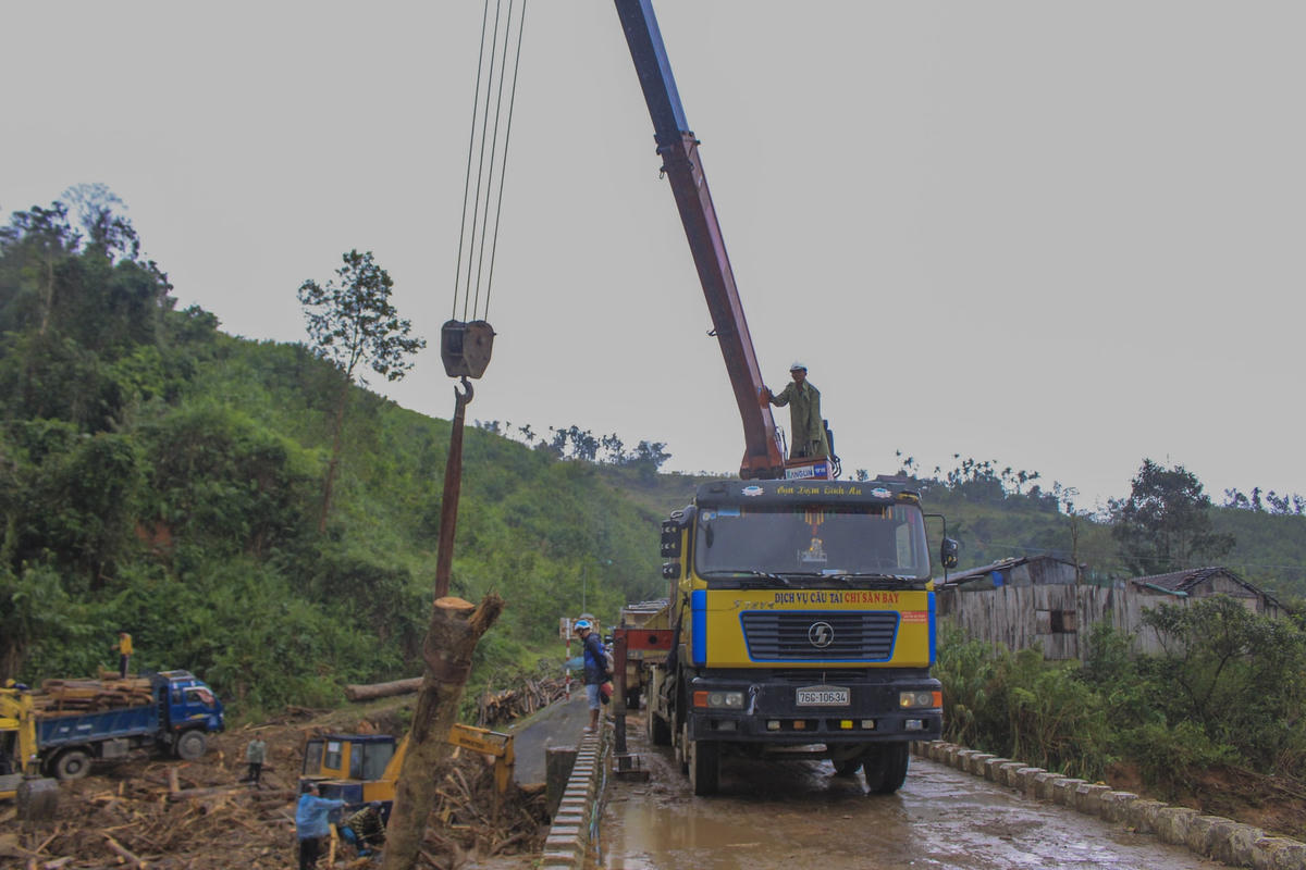 Nhiều phương tiện được huy động tham gia vớt gỗ.