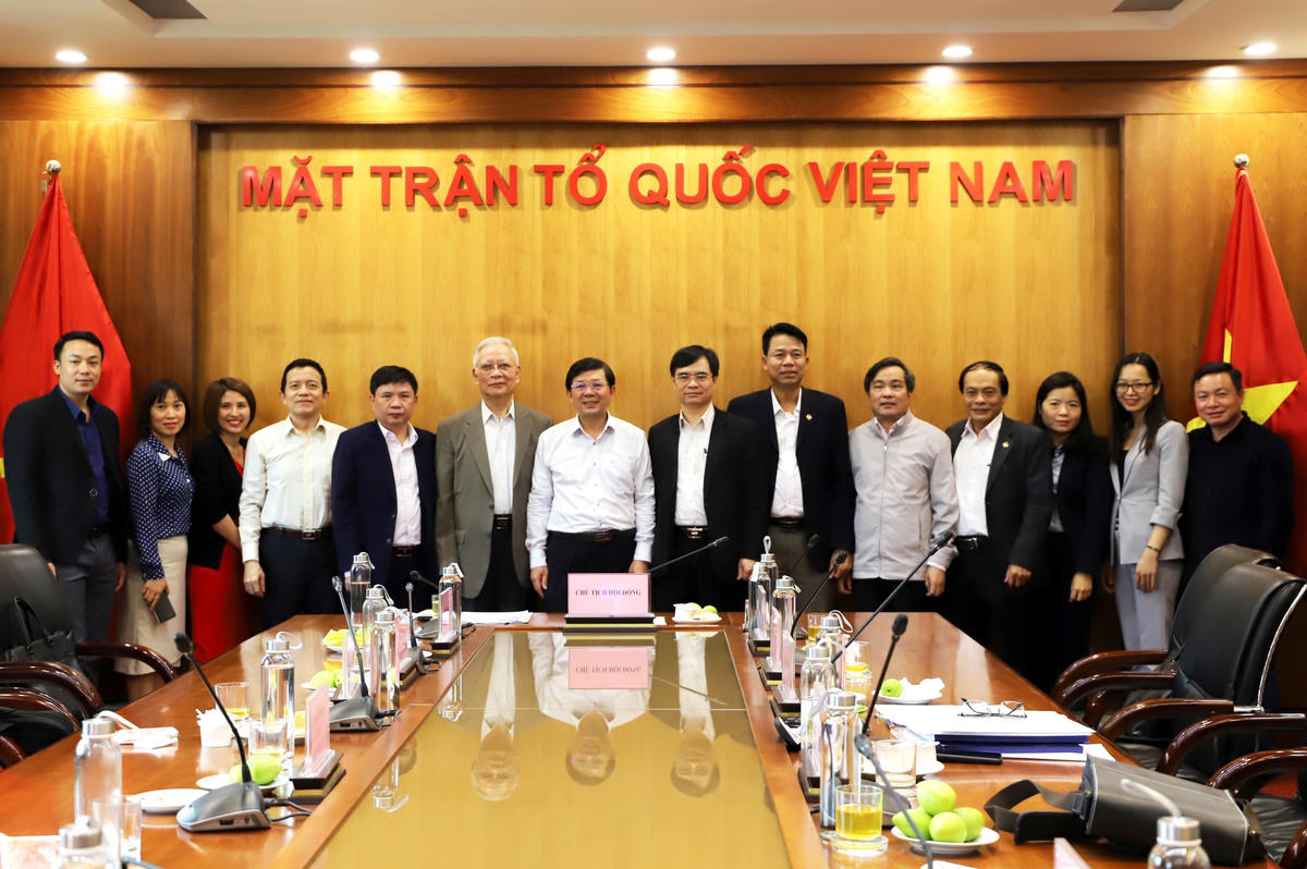 Phó Chủ tịch Nguyễn Hữu Dũng chúc mừng Ban Chủ nhiệm đề tài.