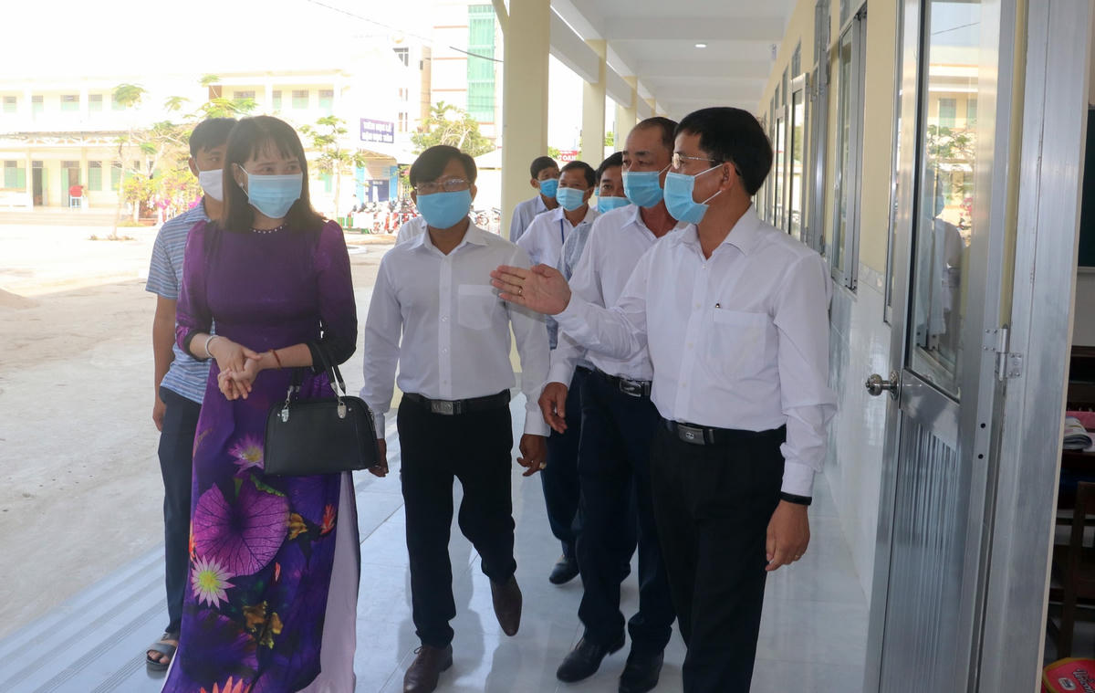Ông Trần Văn Huyến, Phó Bí thư Thường trực Tỉnh ủy Hậu Giang kiểm tra công tác phòng, chống dịch bệnh tại các điểm trường.