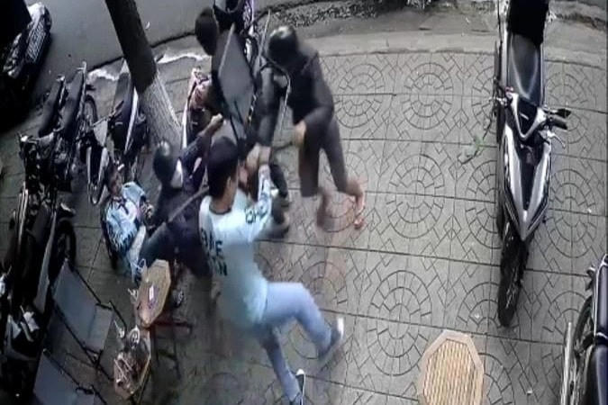 Nam thanh niên bị các đối tượng xông vào đánh chém tại quán cà phê (Ảnh: Chụp màn hình clip).