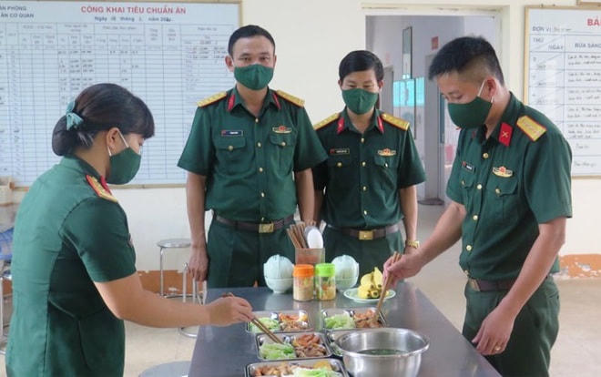 Thượng úy Thứ (ngoài cùng, bên phải) cùng đồng đội tại Bếp ăn Bộ chỉ huy Quân sự tỉnh Hà Nam.