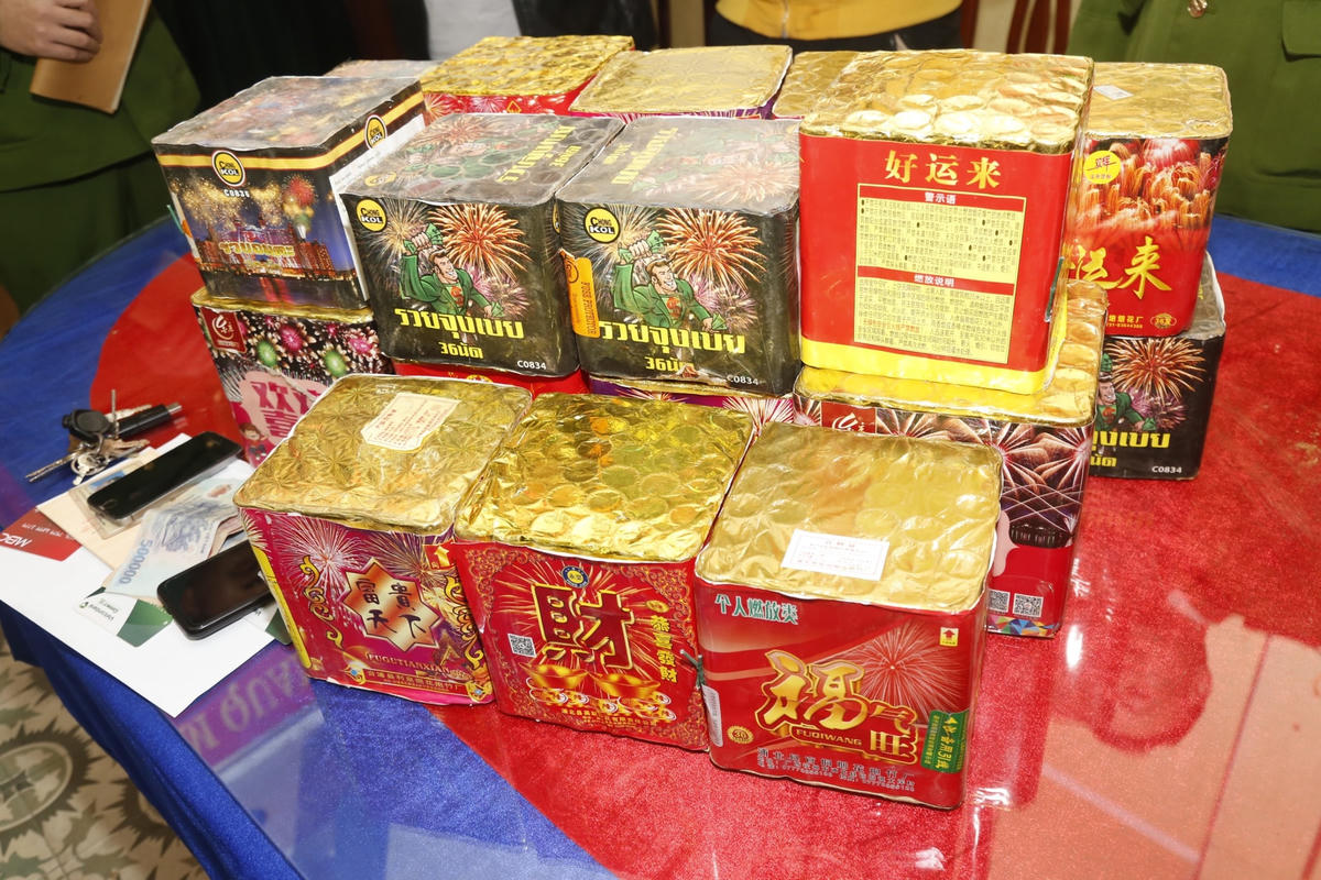 Số pháo nổ Bình và Hảo vừa mua có nguồn gốc từ Trung Quốc
