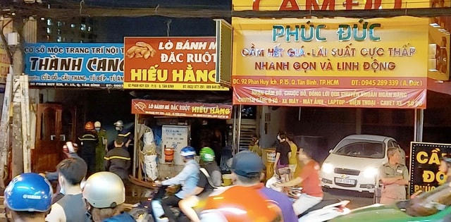 Ba cửa hàng liền kề bị ảnh hưởng từ vụ cháy.