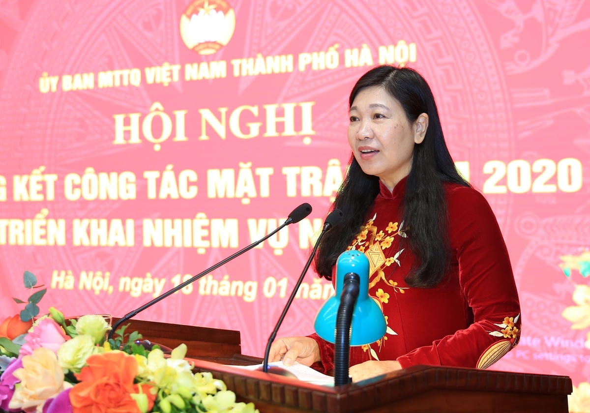 Bà Nguyễn Lan Hương, Chủ tịch UBMTTQ thành phố Hà Nội phát biểu.