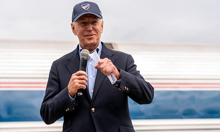 Ứng viên đảng Dân chủ Joe Biden phát biểu tại ga Alliance, bang Ohio, ngày 30/9. Ảnh: AP.