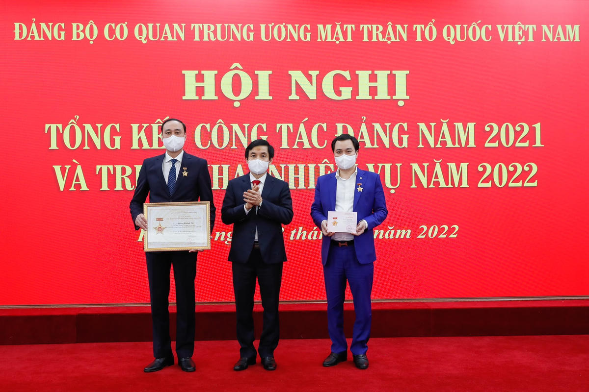 Đại diện Đảng ủy Khối các cơ quan Trung ương tặng Kỷ niệm chương “Vì sự nghiệp công tác tổ chức”; Kỷ niệm chương “Vì sự nghiệp công tác tuyên giáo” cho các cá nhân.