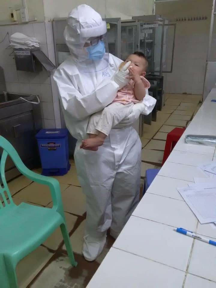 Các y bác sĩ chăm em bé bị nhiễm Covid-19.