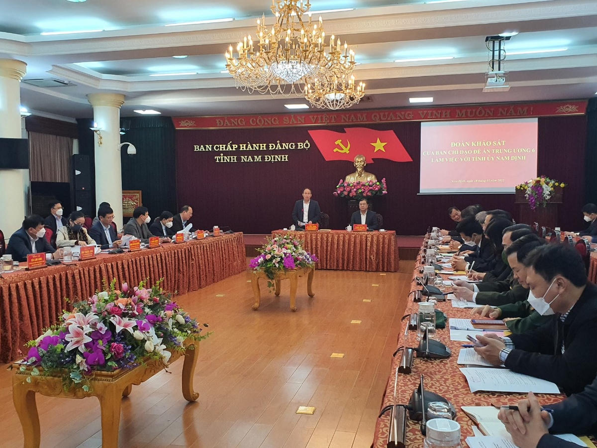 Phó Chủ tịch - Tổng Thư ký UBTƯ MTTQ Việt Nam Lê Tiến Châu phát biểu tại buổi làm việc.