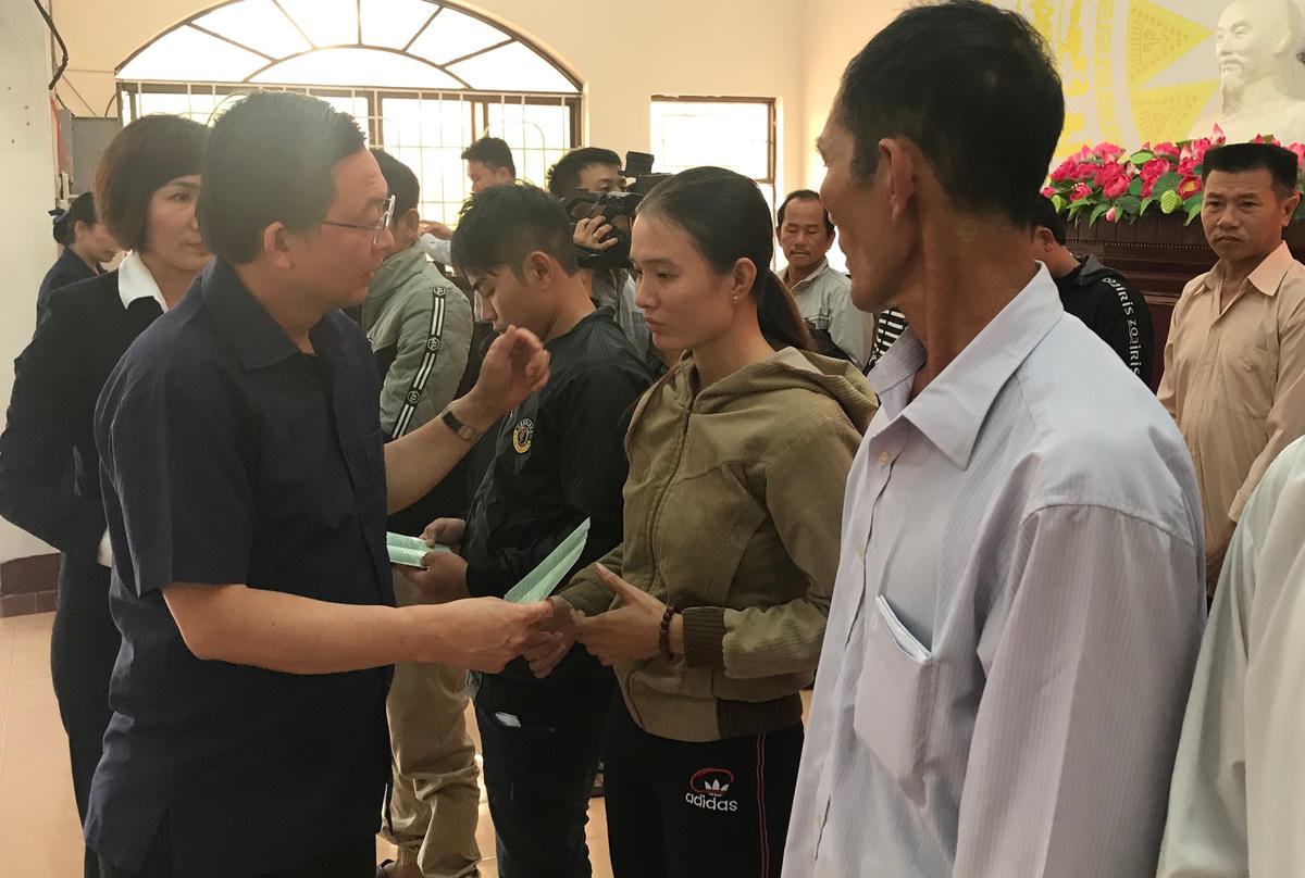 Bí thư Tỉnh ủy, Chủ tịch UBND tỉnh Bình Định động viên và trao sổ tiết kiệm cho gia đình các ngư dân bị nạn.