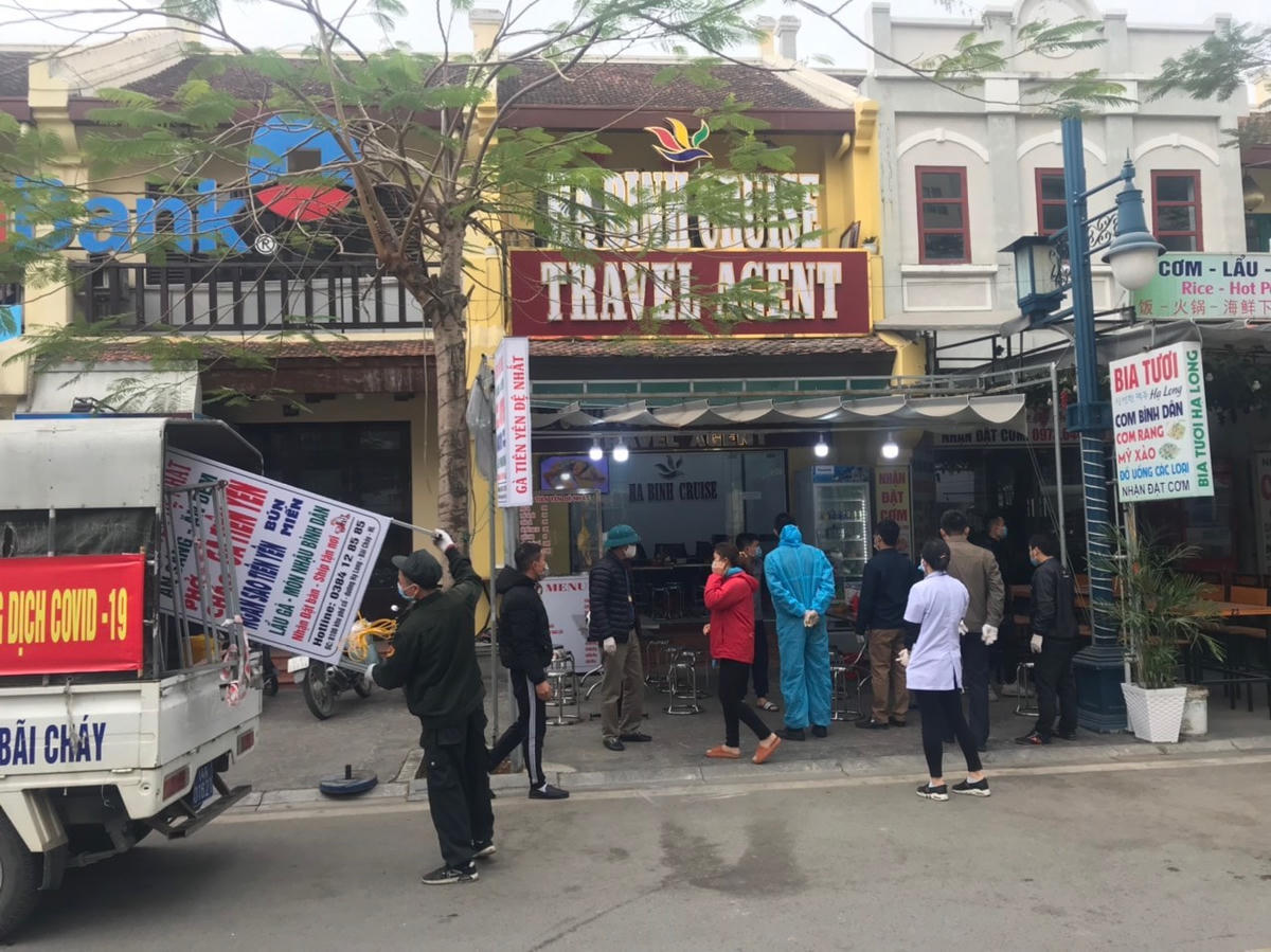 Đội cơ động của thành phố tiến hành kiểm tra, xử phạt và phun khử trùng