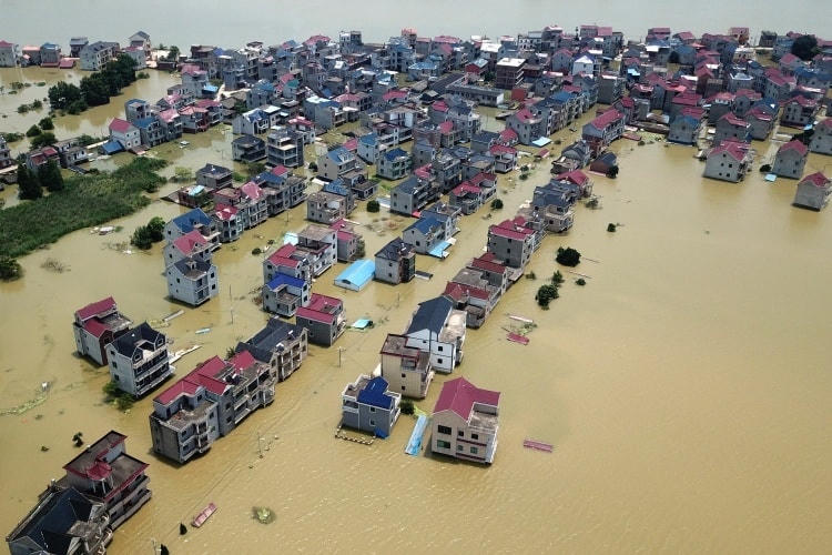Thành phố Thượng Nhiêu, tỉnh Giang Tây, Trung Quốc ngập trong nước lũ ngày 17/7. Ảnh: Reuters.