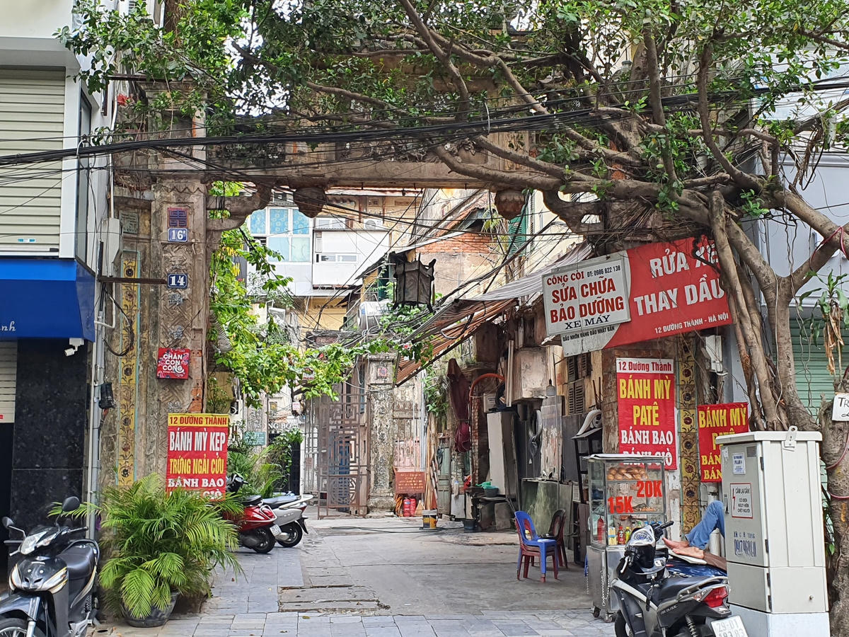 Cổng chính của căn biệt thự này nằm trên số 14 Đường Thành (quận Hoàn Kiếm), cổng sau nằm trên đường Nguyễn Quang Bích. Cả hai cổng đều được xây dựng dựa theo kiến trúc truyền thống. Tuy nhiên, hiện nay trước lối vào đều ngổn ngang hàng quán.