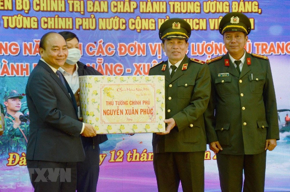 Thủ tướng Nguyễn Xuân Phúc tặng quà Tết cho lực lượng Công an thành phố Đà Nẵng. (Ảnh: Quốc Dũng/TTXVN).