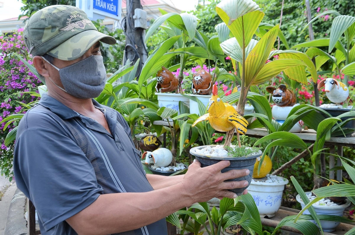 Anh Trần Văn Lành bên tác phẩm tạo hình linh vật dừa bonsai.