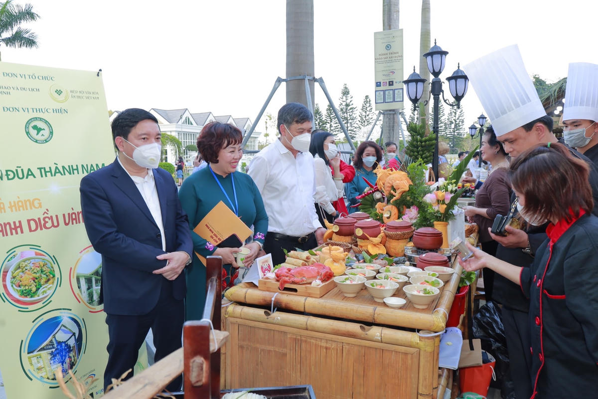 Lãnh đạo tỉnh Nam Định tham quan một gian trưng bày, trình diễn nghệ thuật ẩm thực.
