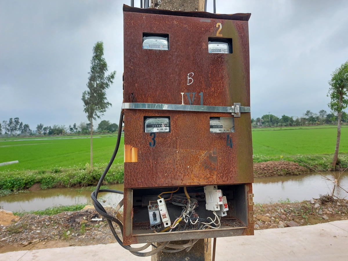 Nhiều hộp điện bị hoen rỉ, bùng nắp, gây mất an toàn nghiêm trọng cho người dân địa phương.