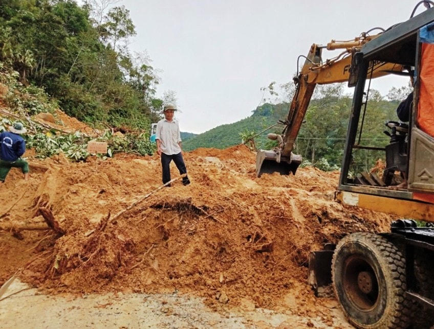 Ra sức khắc phục các điểm sạt lở trên tuyến ĐT606.