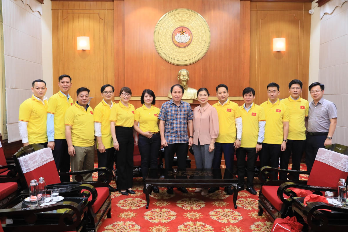 Phó Chủ tịch – Tổng Thư ký Lê Tiến Châu, Phó Chủ tịch Trương Thị Ngọc Ánh chụp ảnh lưu niệm cùng đoàn công tác tại Trường Sa. Ảnh: Quang Vinh.