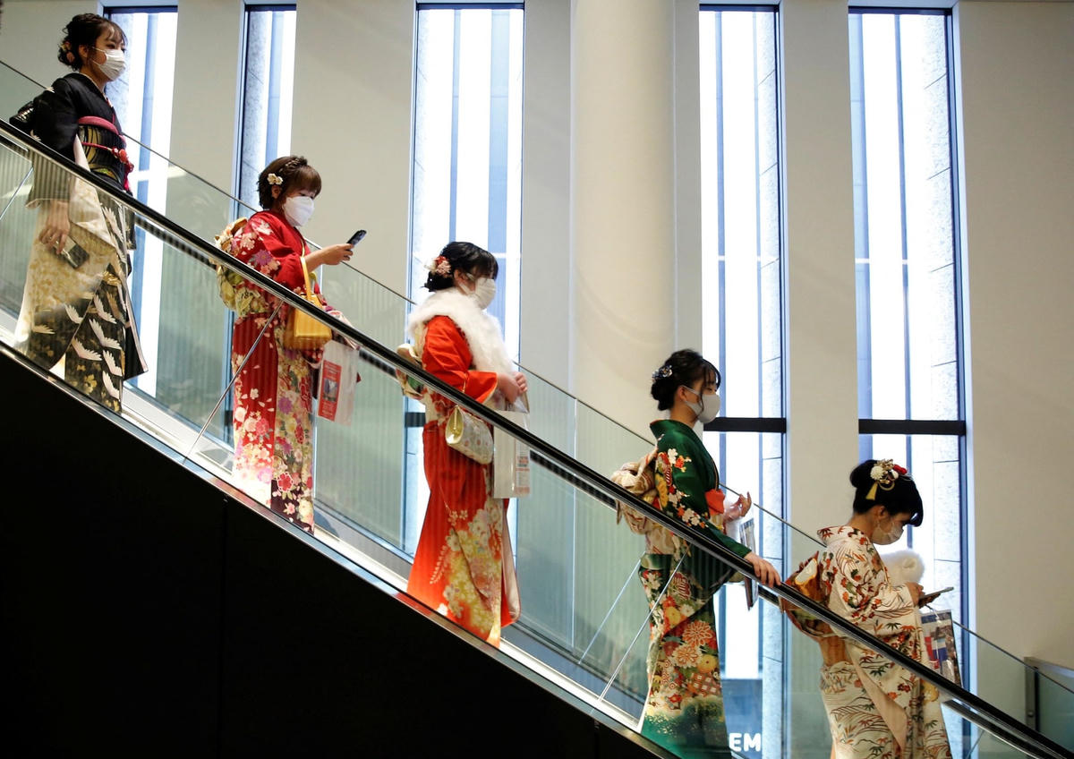 Những thiếu nữ mặc kimono và đeo khẩu trang khi đi thang cuốn ở Tokyo Ảnh: Kim Kyung-Hoon / Reuters.