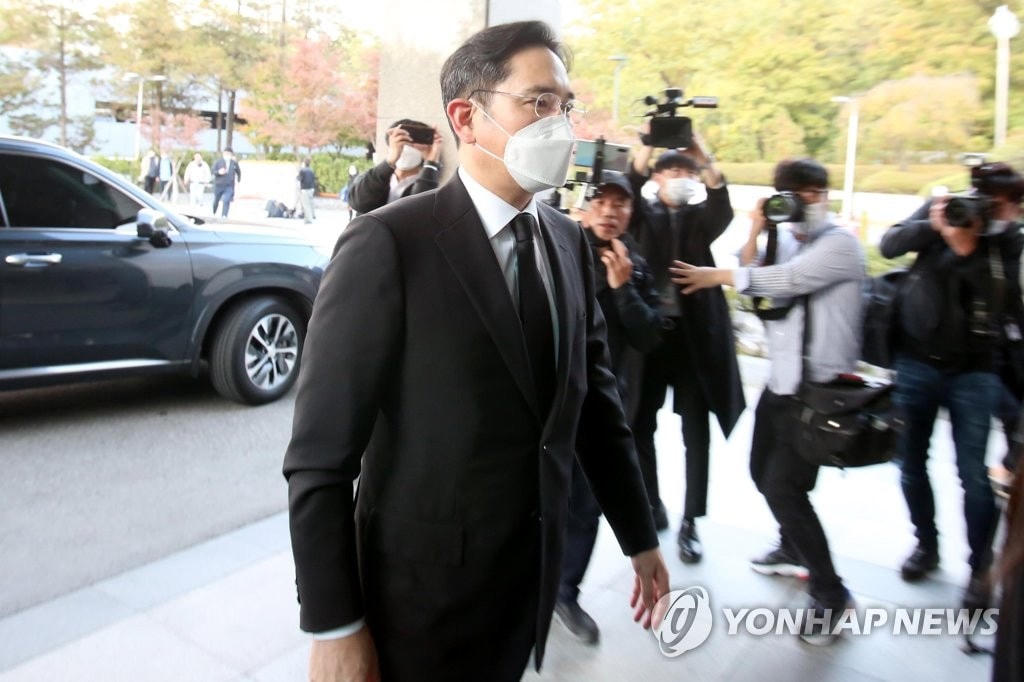 Ông Lee Jae-yong xuất hiện tại tang lễ của cha mình hôm 25/10. Ảnh: Yonhap.  