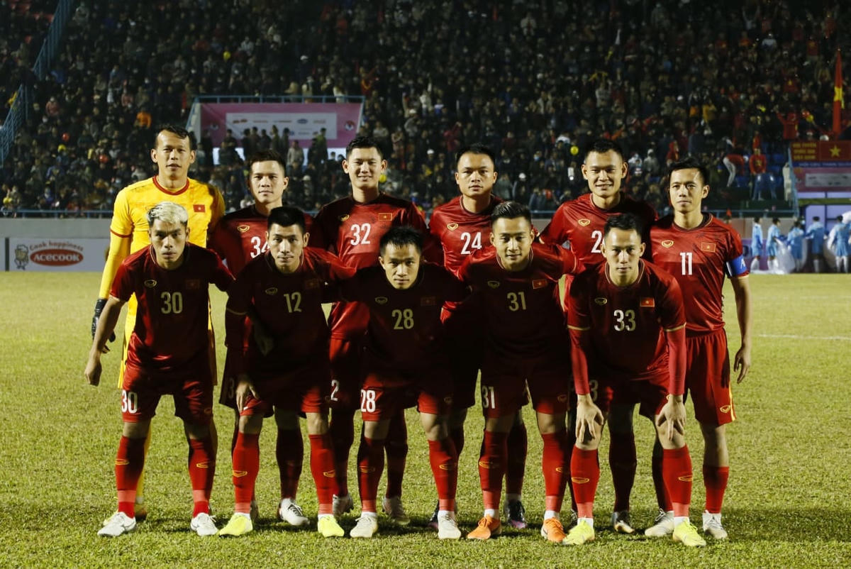 [ẢNH] Nóng cả trên khán đài lẫn dưới sân Cẩm Phả