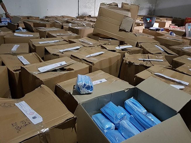 Số lượng lớn khẩu trang không rõ nguồn gốc bị phát hiện. Ảnh công an cung cấp.