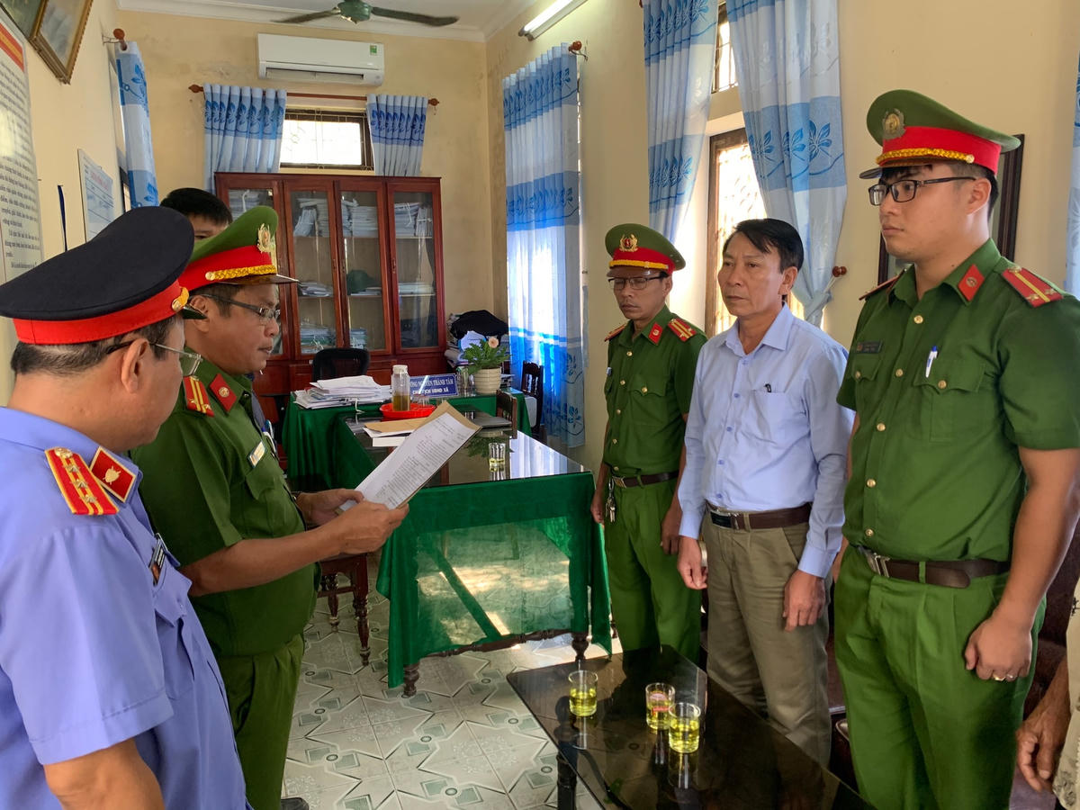 Công an đọc lệnh bắt giữ đối tượng Hồ Quang Hoá (ở giữa bên phải).