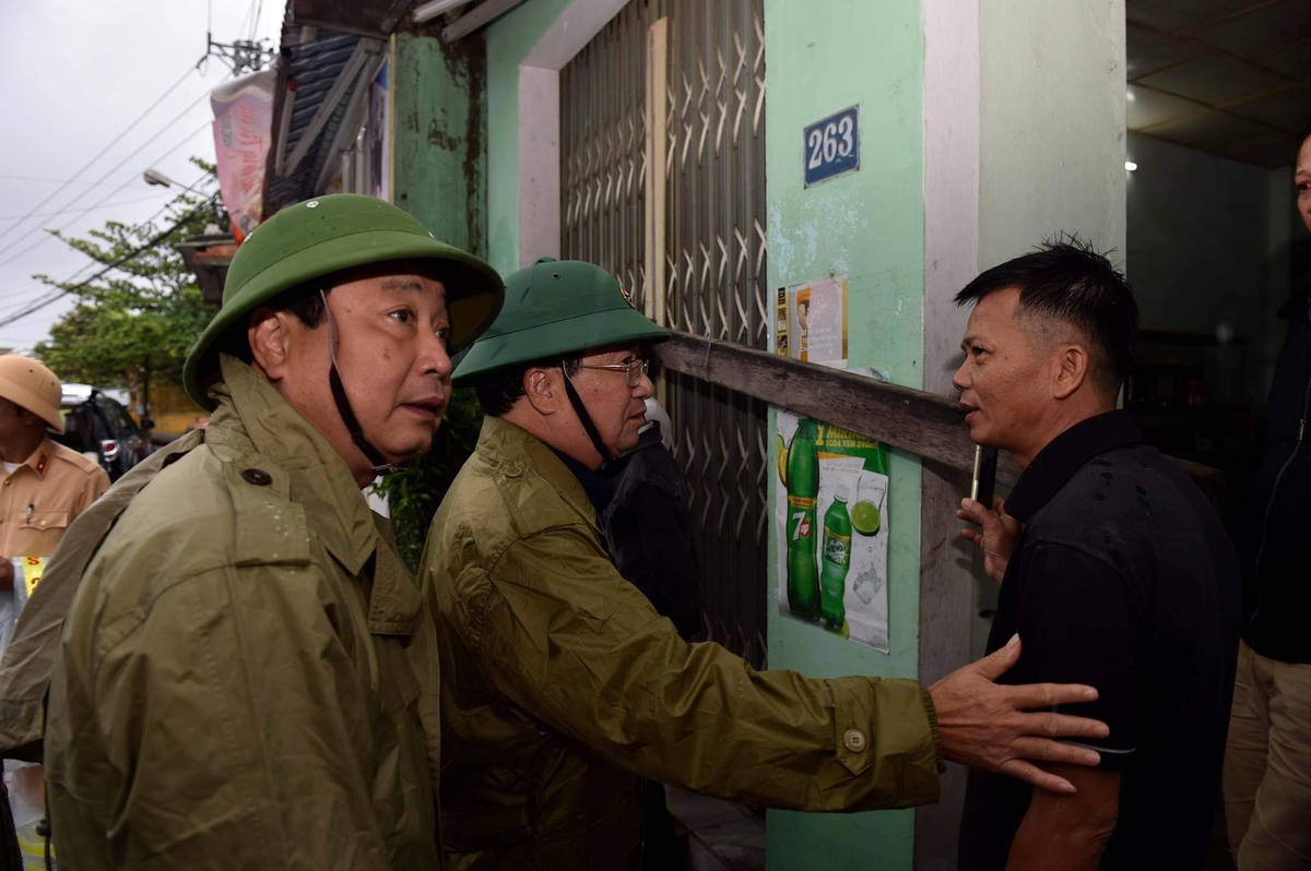 Phó Thủ tướng Trịnh Đình Dũng kiểm tra công tác phòng, chống bão số 9