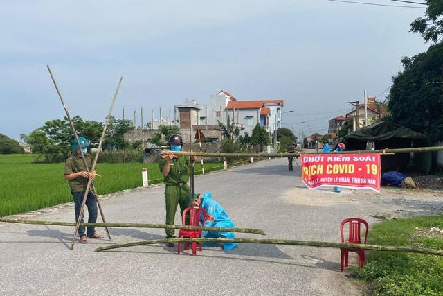 Các chốt kiểm soát dịch bệnh được lập tại địa bàn xã Đạo Lý, huyện Lý Nhân - Hà Nam. Ảnh: Đức Văn.  