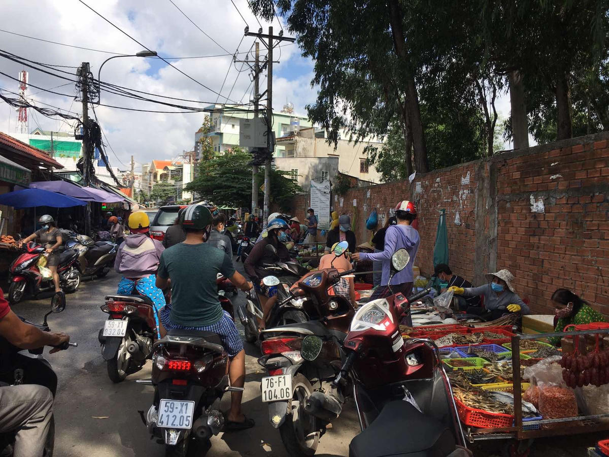 Chợ tự phát nằm trên đường 339, TP Thủ Đức.