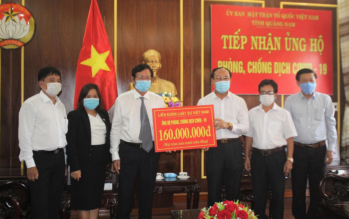 Mặt trận tỉnh Quảng Nam tiếp nhận ủng hộ của Đoàn Luật sư Việt Nam.