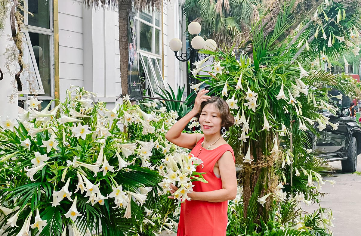 Không chỉ có nhiều bạn trẻ tranh thủ chụp ảnh, mà ngày cả những người lớn tuổi cũng muốn lưu giữ tuổi thanh xuân bên loài hoa này.