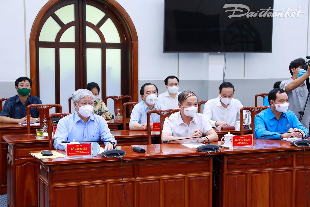 Bí thư Trung ương Đảng, Chủ tịch UBTƯ MTTQ Việt Nam Đỗ Văn Chiến cùng các đại biểu lắng nghe các ý kiến tại Chương trình. Ảnh: Quang VInh.