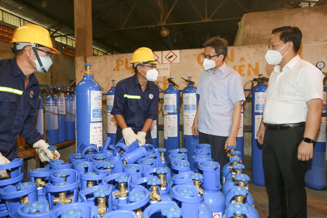 Phó Thủ tướng Vũ Đức Đam dự khai trương và thăm trạm bơm oxy y tế.