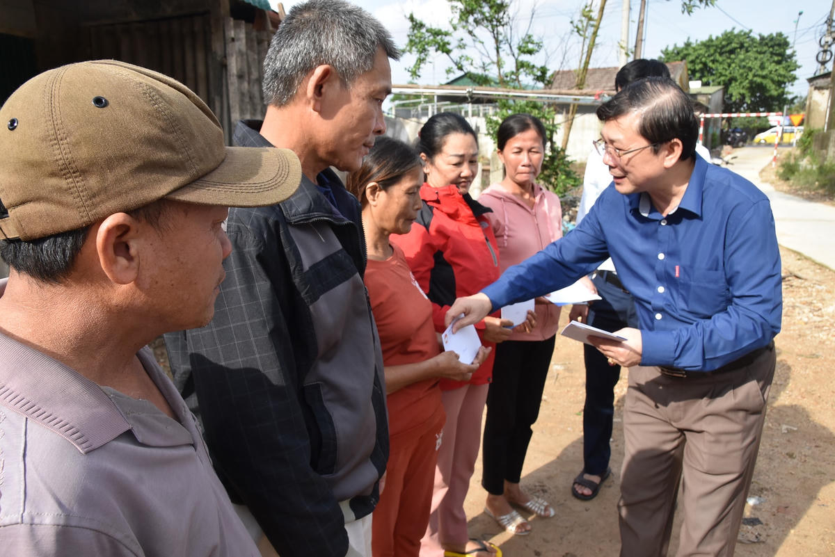 Phó Chủ tịch Nguyễn Hữu Dũng chia sẻ những khó khăn, mất mát của người dân tỉnh Quảng Trị.