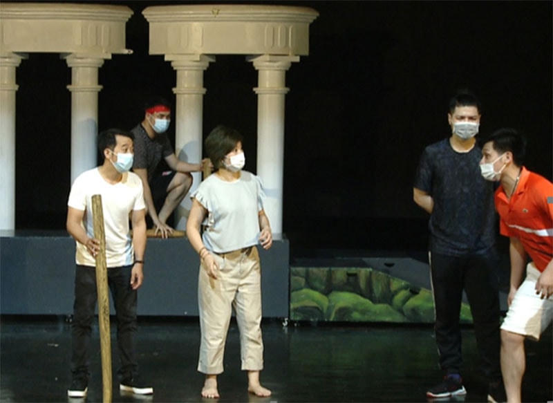 Một cảnh trong vở “Cuộc chiến virus”.