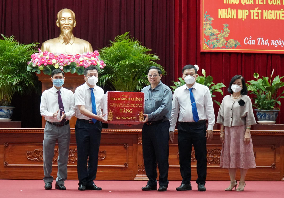 Thủ tướng Chính phủ Phạm Minh Chính trao quà động viên tinh thần lực lượng tuyến đầu chống dịch tại TP Cần Thơ.