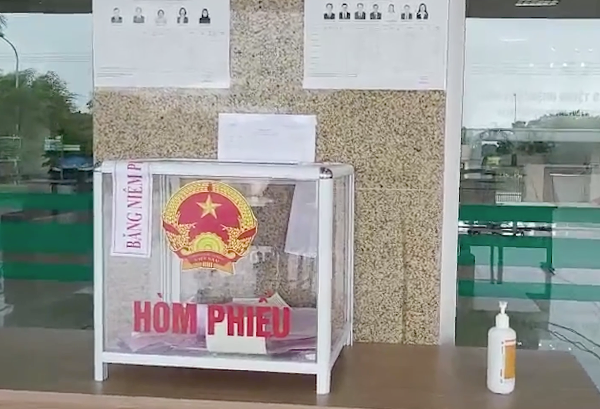 Các y bác sĩ thực hiện bỏ phiếu bầu cử. Hòm phiếu được niêm phong đúng quy định. Ảnh: CTV.