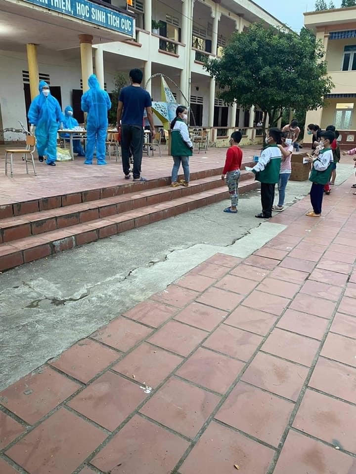 Khẩn trương xét nghiệm Covid cho học sinh tại Thị xã Phú Thọ.