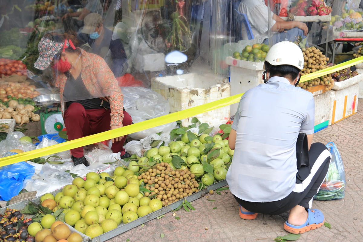 Trước đây, chợ dân sinh phường Bách Khoa chỉ mở buổi sáng. Những ngày gần đây, chợ đã mở thêm cả buổi chiều để phục vụ nhu cầu mua bán của người dân.