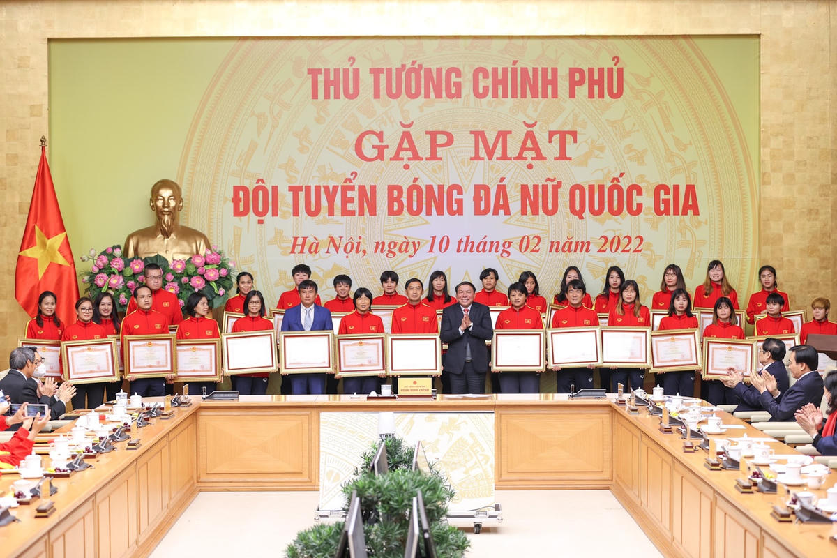 Trao Bằng khen của Thủ tướng Chính phủ cho các cầu thủ.