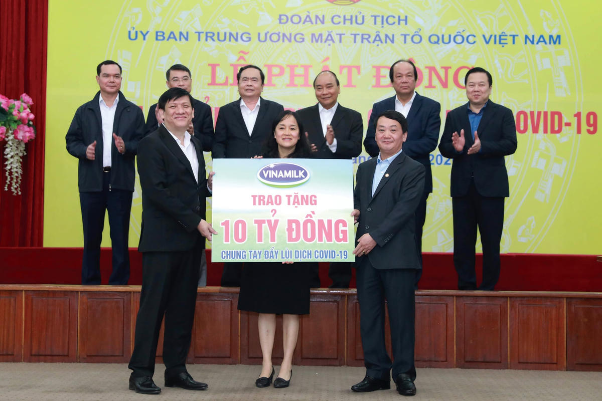 Thủ tướng Chính phủ Nguyễn Xuân Phúc, Chủ tịch UBTƯ MTTQ Việt Nam Trần Thanh Mẫn chứng kiến lễ tiếp nhận ủng hộ và trao tiếp nhận ủng hộ tại Lễ Phát động toàn dân phòng chống dịch Covid-19. Ảnh: Quang vinh.  