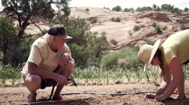 Chuyện thật như đùa: Người đàn ông đào thông quả đồi để làm nhà