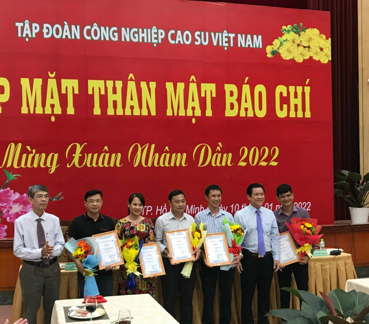 Trao giải cho các tác giả đạt giao cao tại buổi lễ.