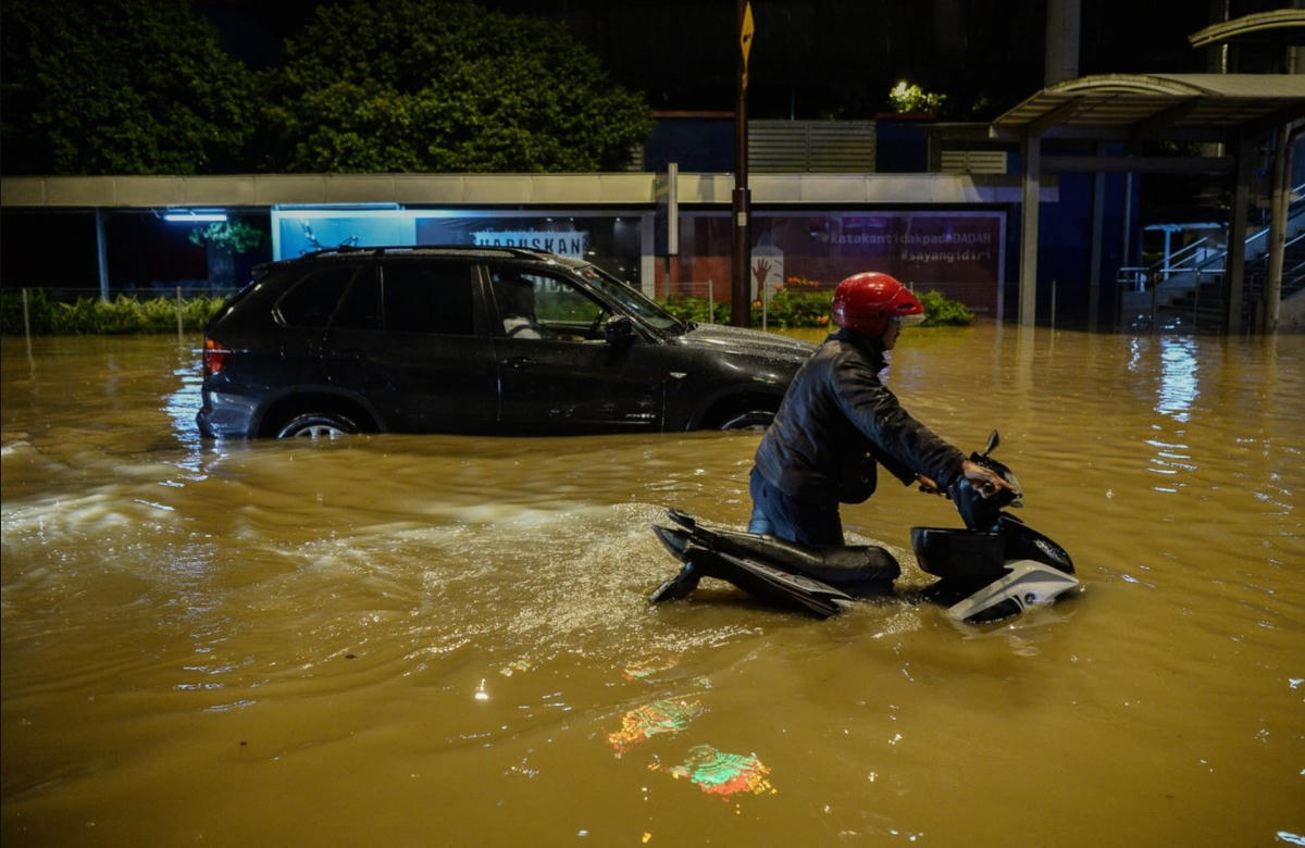 Trận lũ lụt ‘trăm năm có một’ càn quét các bang ở Malaysia. Ảnh: SCMP.