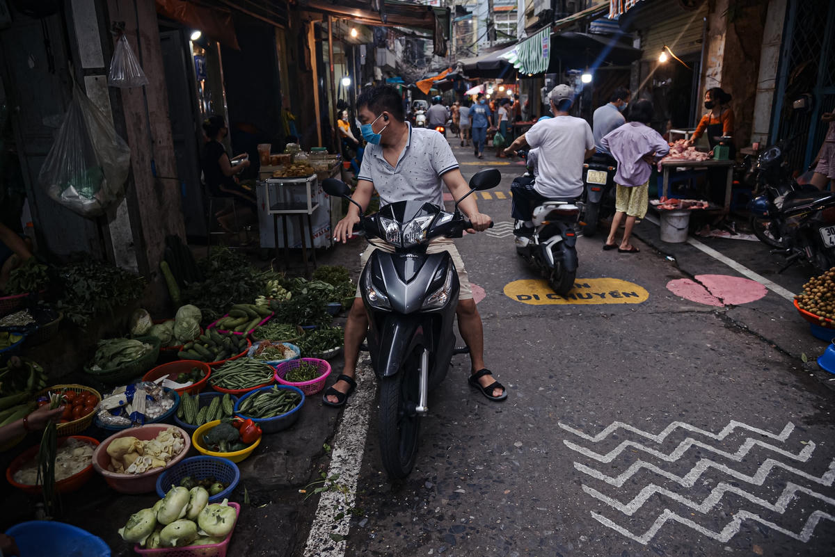 Anh Hùng, người bán rau tại chợ Tân Mai cho hay, việc vẽ ô, kẻ vạch phân làn giúp người dân không chen chúc mua hàng, thay vào đó người dân sẽ chờ từng người vào mua rồi đi ra. Mỗi người đứng cách xa nhau 2 m khi mua hàng cũng giúp tôi cũng yên tâm hơn trong việc buôn bán.