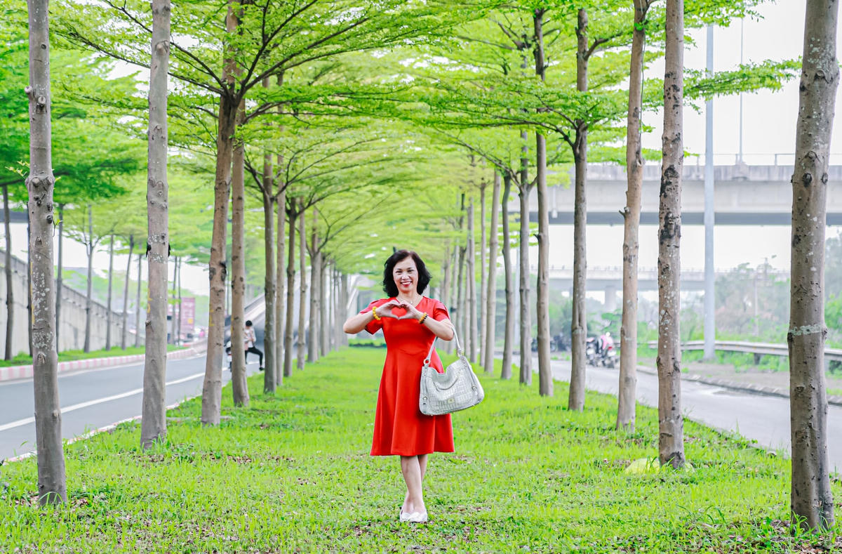 Còn theo cô Huyền mỗi màu lá có điểm đẹp riêng. Lá vàng sẽ nhìn giống bên Hàn Quốc hơn, còn lá xanh lại mang một màu sắc tươi mới. "Mình khá hài lòng khi tới đây vào thời điểm lá đang đổi màu  xanh mướt. Mình chụp được nhiều bức ảnh ưng ý".